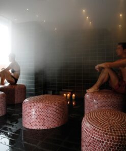 To personer sidder i en saunagus med røde kakler