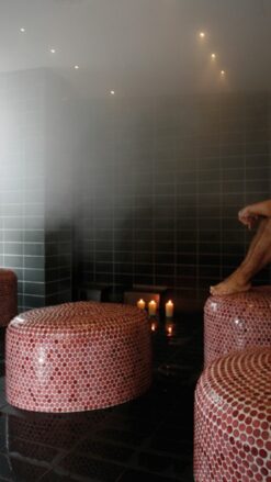 To personer sidder i en saunagus med røde kakler