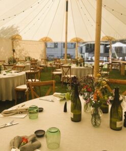 Smukt opdækket bord i en kanvastelt - venter på gæster til sommerfest.