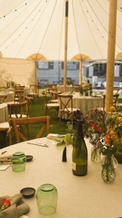 Smukt opdækket bord i en kanvastelt - venter på gæster til sommerfest.