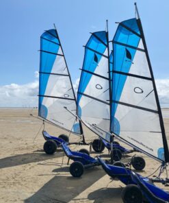 Tre strandsurfere står på stranden. Himlen er blå og det er sommer. Afventer gæster til et firmaevent.