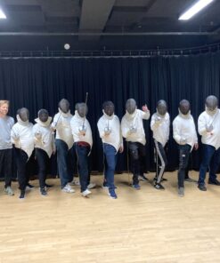 En gruppe mennesker står på række og er klar til et fægte event med en instruktør. Fægtning er oplagt til firmafesten eller som teambuilding. En disciplin hvor man skal overraske og tage initiativ, men samtidigt holde hovedet koldt.