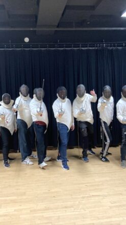 En gruppe mennesker står på række og er klar til et fægte event med en instruktør. Fægtning er oplagt til firmafesten eller som teambuilding. En disciplin hvor man skal overraske og tage initiativ, men samtidigt holde hovedet koldt.