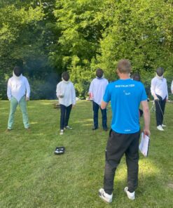 En række mennesker står klar til et fægte event med en instruktør i forgrunden. Fægtning er oplagt til firmafesten eller som teambuilding. En disciplin hvor man skal overraske og tage initiativ, men samtidigt holde hovedet koldt.