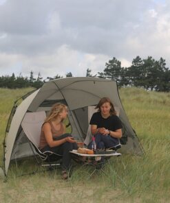 2 piger nyder roen og udsigten i Danmarks smukke natur med en Glamnic oplevelse - et nyt picnic koncept, der kombinerer det bedste fra en picnic i naturen med komfort og luksus.