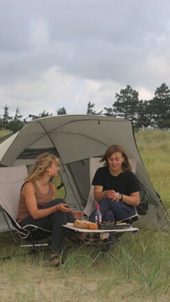2 piger nyder roen og udsigten i Danmarks smukke natur med en Glamnic oplevelse - et nyt picnic koncept, der kombinerer det bedste fra en picnic i naturen med komfort og luksus.