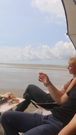 2 piger nyder roen og udsigten på en af Danmarks smukke strande med en Glamnic oplevelse - et nyt picnic koncept, der kombinerer det bedste fra en picnic i naturen med komfort og luksus.