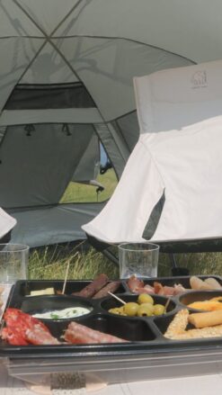 Picnic set up med stole og læsejl fra Nordisk. Tapas ses i forgrunden.