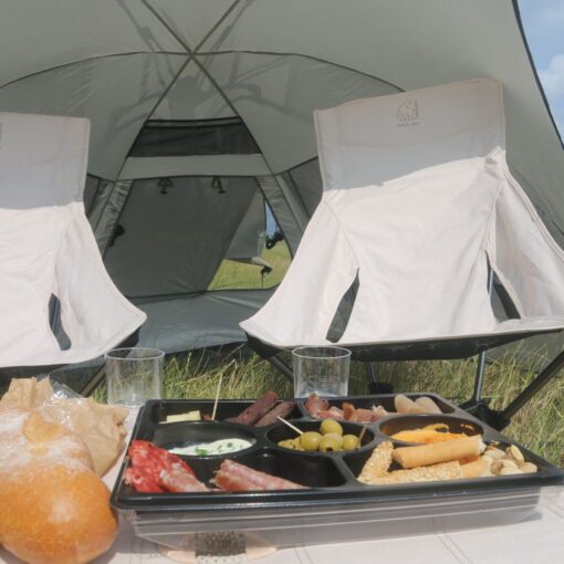 Picnic set up med stole og læsejl fra Nordisk. Tapas ses i forgrunden.