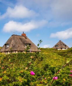 Smukke stråtækte huse på den tyske ø Sylt. Tag med Ourstuff på e-bike cykeltur på den tyske ø Sylt.