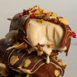 Nærbillede af en lækker hjemmelavet is fra den unge iværksætter Nicolai - fra Nicolai Chokolade.