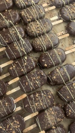 En stor mængde lækker hjemmelavet is fra den unge iværksætter Nicolai - fra Nicolai Chokolade.