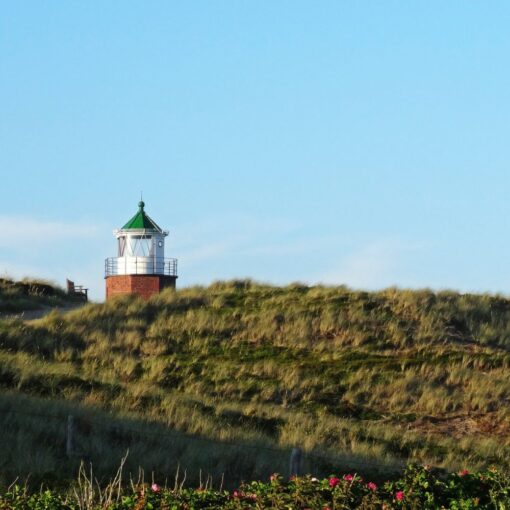 Kampen på Sylt med et brunt og hvidt fyrtårn