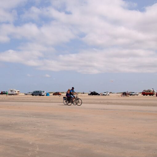 To cyklister på den brede Lakolk strand, Rømø.