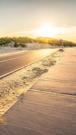 Vejen til Lakolk strand på Rømø. Solen er ved at gå ned