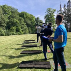 En gruppe mennesker står på række med laser riffel klar til at skyde efter lerduer. Få en sikker og sjov skydeoplevelse: ren action og sjov! Perfekt til events. Laser lerdueskydning er ideelt til teambuilding, hvor alle kan være med og bidrage til holdets succes.