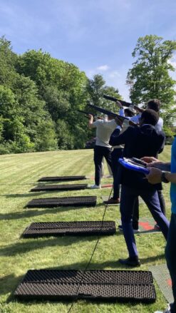 En gruppe mennesker står på række med laser riffel klar til at skyde efter lerduer. Få en sikker og sjov skydeoplevelse: ren action og sjov! Perfekt til events. Laser lerdueskydning er ideelt til teambuilding, hvor alle kan være med og bidrage til holdets succes.