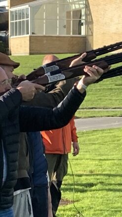 En gruppe mænd lægger an til skydning mod lerduer. Få en sikker og sjov skydeoplevelse: ren action og sjov! Perfekt til events. Laser lerdueskydning er ideelt til teambuilding, hvor alle kan være med og bidrage til holdets succes.