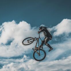 En mand laver akrobatik med cykel.