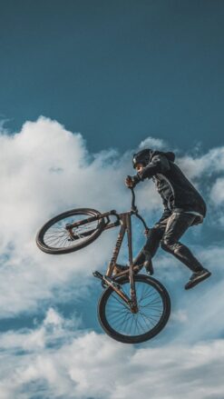 En mand laver akrobatik med cykel.