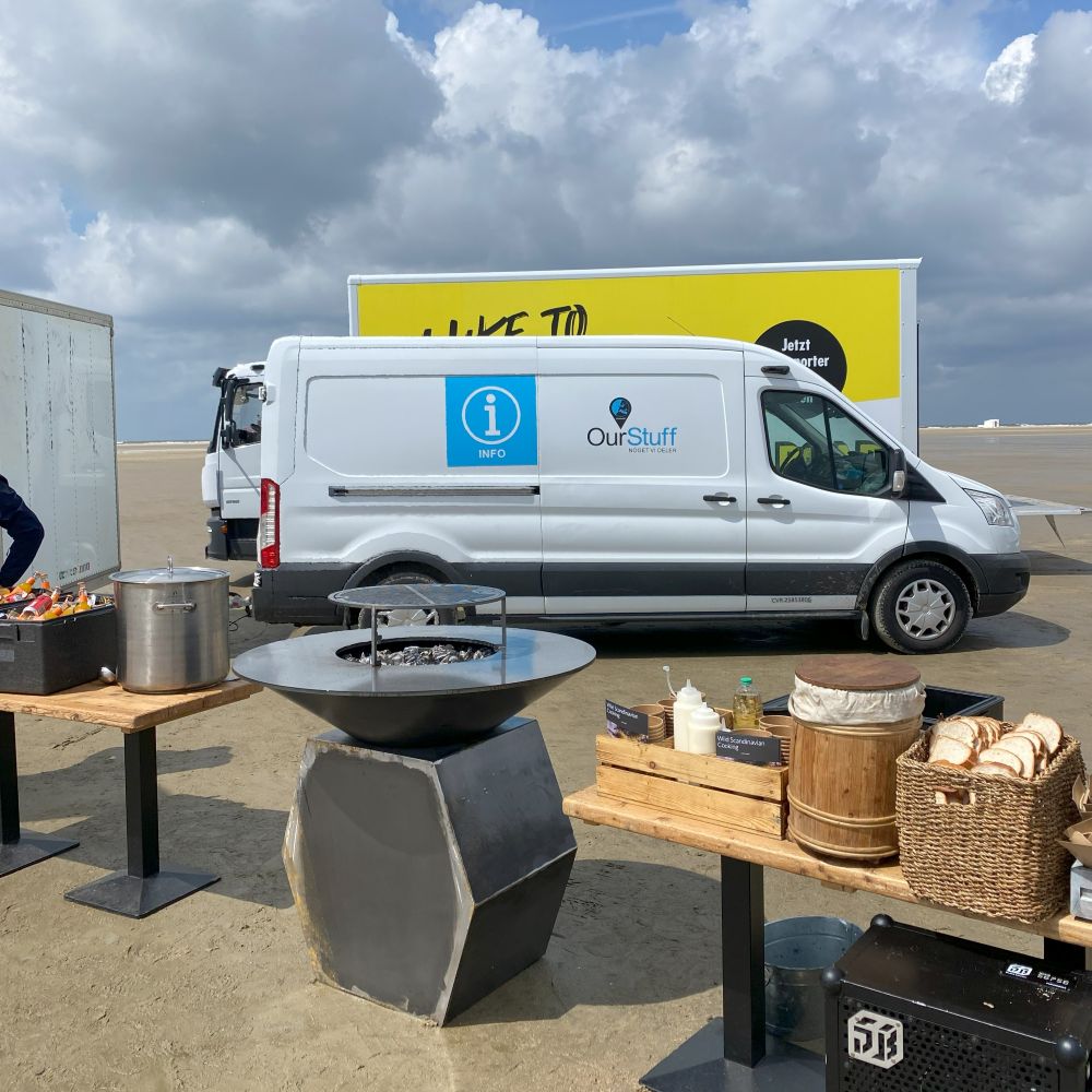 Forplejning står klar efter en aktivitet på stranden i forbindelse med et Outdoor Meeting/konference: vi sætter telt og stole op for jer i forbindelse med afvikling af jeres event, hvor I så kan afholde et møde samtidigt.