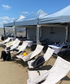 Komfortable stole står klar efter en aktivitet på stranden i forbindelse med et Outdoor Meeting/konference: vi sætter telt og stole op for jer i forbindelse med afvikling af jeres event, hvor I så kan afholde et møde samtidigt.