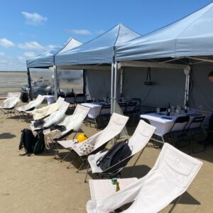 Komfortable stole står klar efter en aktivitet på stranden i forbindelse med et Outdoor Meeting/konference: vi sætter telt og stole op for jer i forbindelse med afvikling af jeres event, hvor I så kan afholde et møde samtidigt.
