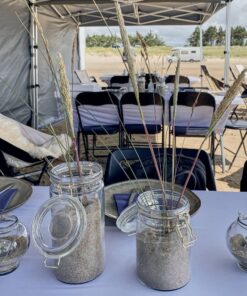 Bordopdækning til en hyggeligt frokost efter en aktivitet på stranden i forbindelse med et Outdoor Meeting/konference: vi sætter telt og stole op for jer i forbindelse med afvikling af jeres event, hvor I så kan afholde et møde samtidigt.