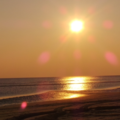 Solnedgang spejler sig i havet på Rømø ved Danmarks vestkyst.