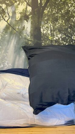 Sengelinned og pude med blåt betræk