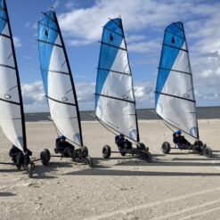 Fire strandsurfere klar til sjove oplevelser på Rømøs Sønderstrand. Prøv strandsurfing på Rømø til jeres næste event - det er helt sikkert og trygt for alle.