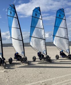 Fire strandsurfere klar til sjove oplevelser på Rømøs Sønderstrand. Prøv strandsurfing på Rømø til jeres næste event - det er helt sikkert og trygt for alle.