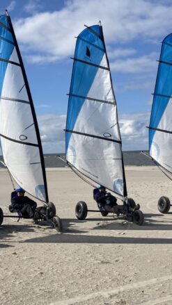Fire strandsurfere klar til sjove oplevelser på Rømøs Sønderstrand. Prøv strandsurfing på Rømø til jeres næste event - det er helt sikkert og trygt for alle.