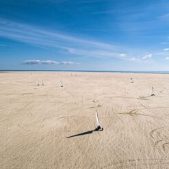 Enestående udsigt over Rømøs uendelige strande med strandsurfere i forgrunden. Prøv strandsurfing på Rømø til jeres næste event - det er helt sikkert og trygt for alle.