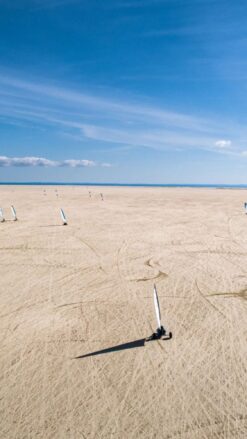 Enestående udsigt over Rømøs uendelige strande med strandsurfere i forgrunden. Prøv strandsurfing på Rømø til jeres næste event - det er helt sikkert og trygt for alle.