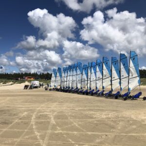 Strandsurfere på rad og række klar til gæster. Prøv strandsurfing på Rømø til jeres næste event - det er helt sikkert og trygt for alle.
