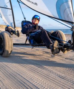 Ung mand i solskin i en strandsurfer. Prøv strandsurfing på Rømø til jeres næste event - det er helt sikkert og trygt for alle.