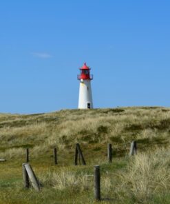 Et ikonisk rødt og hvidt fyrtårn på Albuen på den tyske ø Sylt.