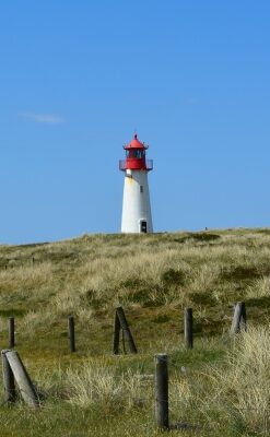 Et ikonisk rødt og hvidt fyrtårn på Albuen på den tyske ø Sylt.