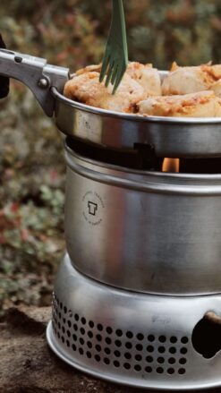 Kylling steges på pande på en trangia